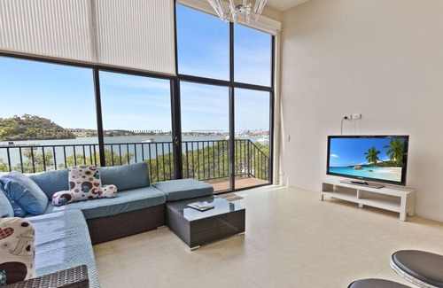 Kalimna House | Discover coastal living perched on the tranquil edge of the glistening waters