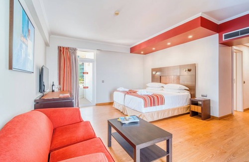 Sao Martinho Hotel | Discover Funchal's Harbour and Marina! Swimming Pool, Breakfast, Beachfront!