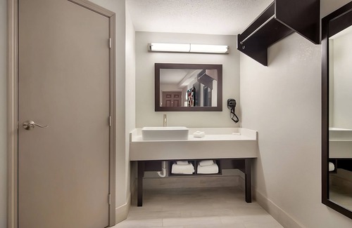 Erie Hotel | Discover Habibi Mediterranean Cuisine! 4 Units Close to Presque Island Beach!
