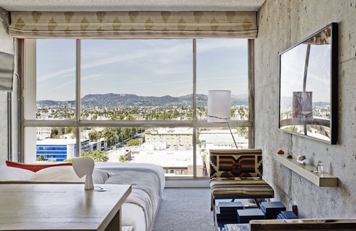 Wilshire Center Hotel | Discover LA, Family Retreat with Entertainment Hub Nearby, Pets Are Welcome!