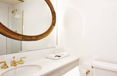 Wilshire Center Hotel | Discover LA, Family Retreat with Entertainment Hub Nearby, Pets Are Welcome!