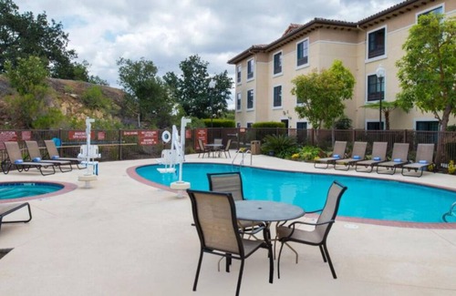 Thousand Oaks House | Discover Nature and Culture in Thousand Oaks! W/Private Kitchenette! Onsite Pool