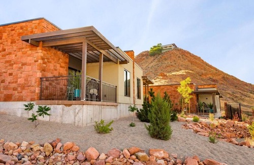 Moab House | Discover the Exceptional Close to Valley Shopping, Free Parking!