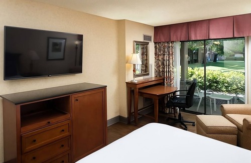 Redding Hotel | Discover Views of the Cascade Mountains and Luxury at Red Lion Hotel Redding!