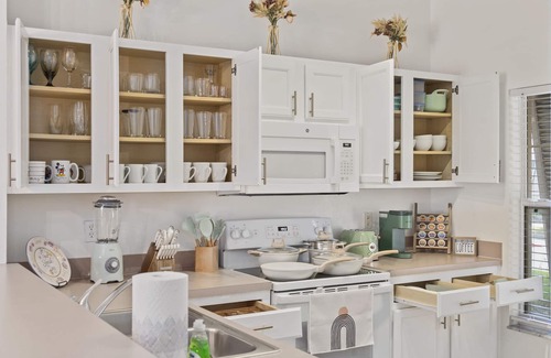 Bellavida Villa | Disney & Universal-themed Villa with King bed + private pool and public hot tub!
