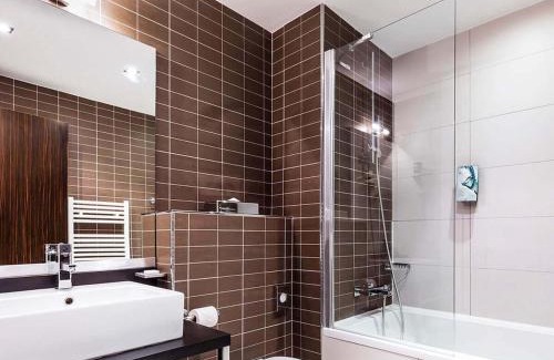 Serris Apartment | Disneyland Deluxe flat, outside pool, Climatisation, 1 min to Disney Parks
