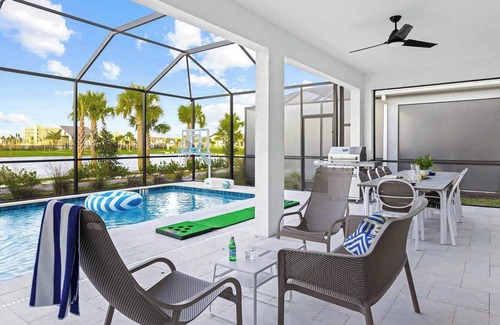 Florida Center House | Divine Dreamland | Deluxe I-Drive mansion w/video game theme RM, pool, theater