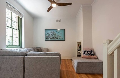 The Rocks Apartment | Divine Workers Cottage in The Rocks