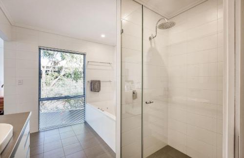 Dunsborough House | Djurapin - entertain, dine and enjoy the beach - Margaret River Properties