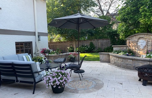 Shorewood House | DNC: Remodeled English Tudor 1 block from Lake Michigan & minutes from downtown