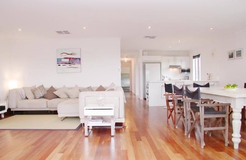 Port Willunga House | Do Drop Inn ~ Port Willunga - Large Port Willunga Property with Pets Negotiable