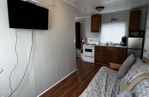 Wasaga Beach Cottage | Dock Life Beach 1 - Cottage 12, Riverview, 1 Bedroom, 3 min walk to Beach 1