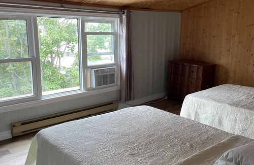 Wasaga Beach Cottage | Dock Life Beach 1 - Upper Unit 17, Riverview 4 bedroom, 3 min walk to Beach 1