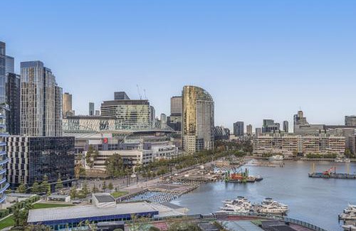 Docklands Apartment | Docklands Waterfront Elegance with Cityscape Views