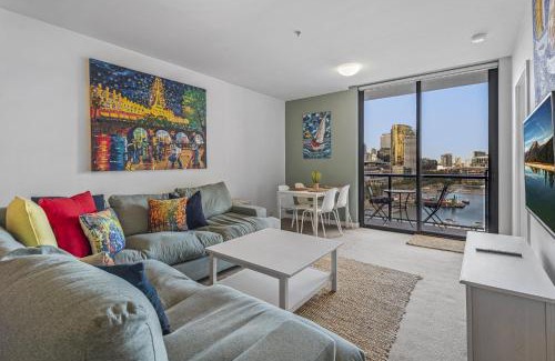 Docklands Apartment | Docklands Waterfront Elegance with Cityscape Views