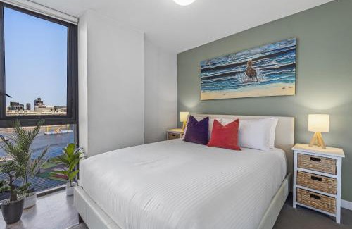 Docklands Apartment | Docklands Waterfront Elegance with Cityscape Views