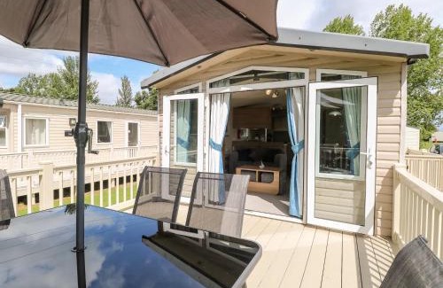 Hopton Ski Chalet | Dog Friendly 3 Bedroom Static Caravan In Fritton