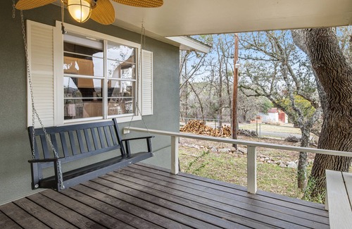 Spicewood House | Dog-friendly and spacious lake view house with W/D and private beach
