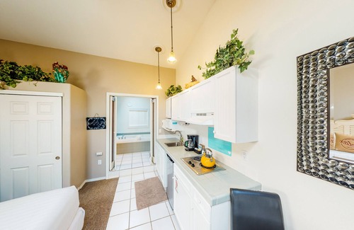 Downtown Cannon Beach House | Dog-friendly cabana & studio with spa suite & beach access