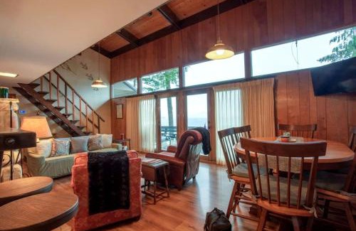 Sagle House | Dog Friendly Cabin on Lake Pend O'reille with Hot Tub and Lakefront Views, Perfect for a Family Retreat on the Lake