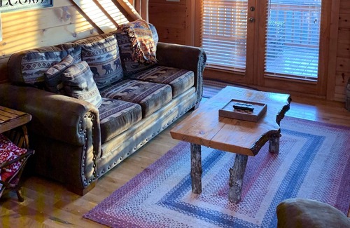 Morganton Cabin | ♦︎Dog friendly cabin with hot tub and gorgeous view of the Blue Ridge Mountains