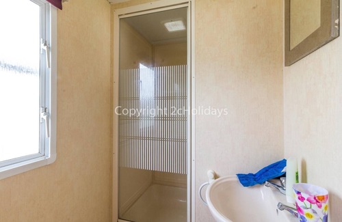 Hopton House | Dog friendly caravan to hire at Breydon Water Holiday Park in Norfolk ref 10101B
