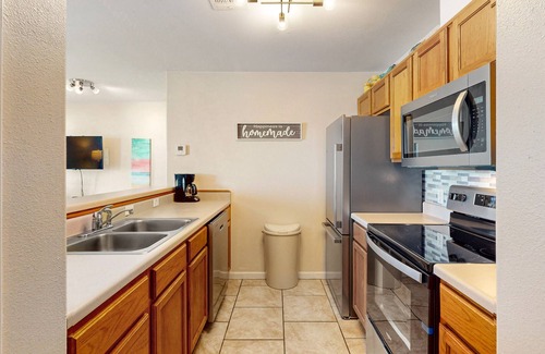 Corpus Christi Condo | Dog-friendly Condo with Pool & Free WiFi - Walk to the Beach