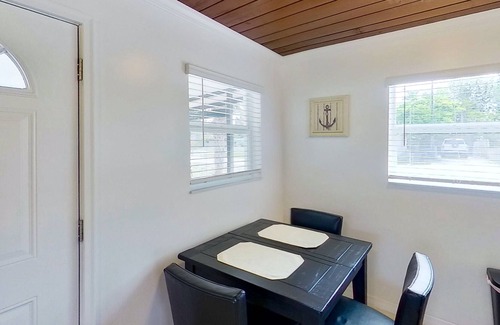 Bonita Springs Cabin | Dog friendly cottage with big yard, streaming, washer/dryer, enclosed patio, AC