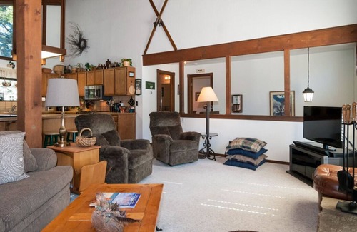 Lake Forest House | Dog-friendly Dollar Point home with hot tub