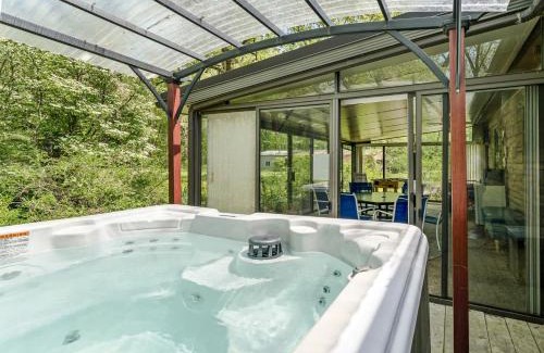 Kendall House | Dog-Friendly Dual Homes in the Woods with Lake Access