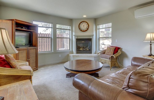Larkspur House | Dog-friendly duplex with balcony, patio & grills- one mile to downtown