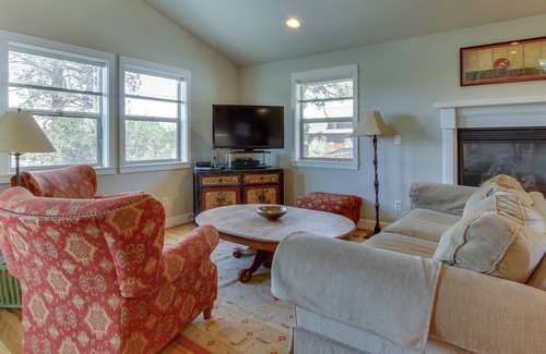 Larkspur House | Dog-friendly duplex with balcony, patio & grills- one mile to downtown