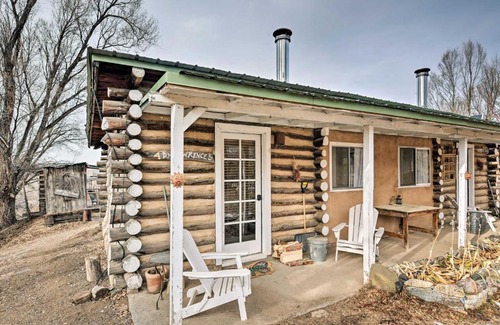 San Cristobal Apartment | Dog-Friendly Eco Cabin - 20 Mi to Taos Ski!