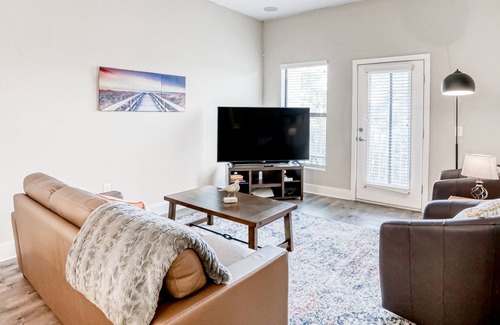 Downtown Dunedin House | Dog-friendly escape with top-floor balcony & walk to beach - 30-day minimum
