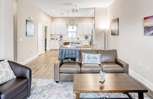 Downtown Dunedin House | Dog-friendly escape with top-floor balcony & walk to beach - 30-day minimum