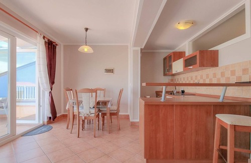 Crveni Vrh Apartment | Dog-friendly flat just 50 metres from the beach with stunning sea views, washing machine, barbecue