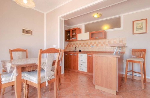 Crveni Vrh Apartment | Dog-friendly flat just 50 metres from the beach with stunning sea views, washing machine, barbecue