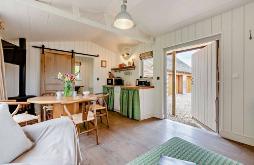 Brimpsfield Cottage | Dog friendly holiday home with a hot tub and woodland views - Keepers Stable