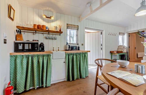 Brimpsfield Cottage | Dog friendly holiday home with a hot tub and woodland views - Keepers Stable