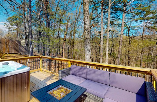 Eureka Springs Apartment | Dog-friendly home near the lake with a hot tub, firepit, grill & deck