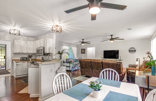 Kapoho House | Dog-friendly home near the ocean with lanai, washer/dryer, desk and Free Wifi