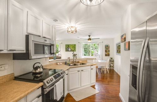 Kapoho House | Dog-friendly home near the ocean with lanai, washer/dryer, desk and Free Wifi