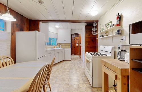 Guerneville House | Dog-friendly home with grill, free WiFi, swing bench - next to Russian River