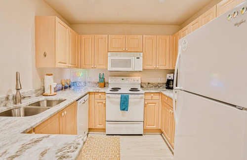 Vanderbilt Beach Condo | Dog-friendly home with pool access, private W/D, and central AC