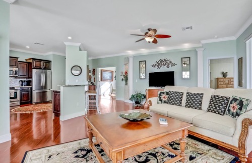 Biggar House | Dog-friendly house with private pool, sauna, golf, tennis court, & central AC