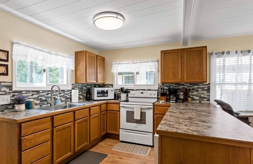 Pullman House | Dog-Friendly Idyllic Lakefront Home
