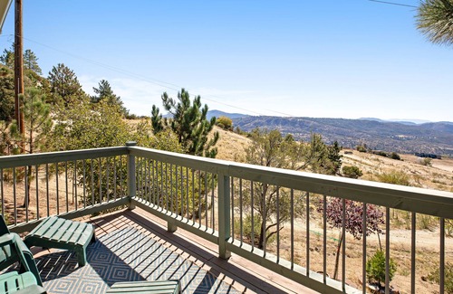 Idyllwild Cabin | Dog-Friendly Idyllwild Home w/Beautiful Views, WiFi, EVC, & Private Washer/Dryer