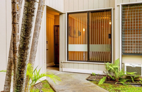 Historic Kailua Village Condo | Dog-friendly island gem with balcony, shared pool/hot tub, & beach access nearby