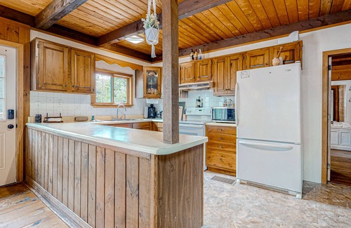 Lochmere Cottage | Dog friendly lake side cottage with private dock and community beach