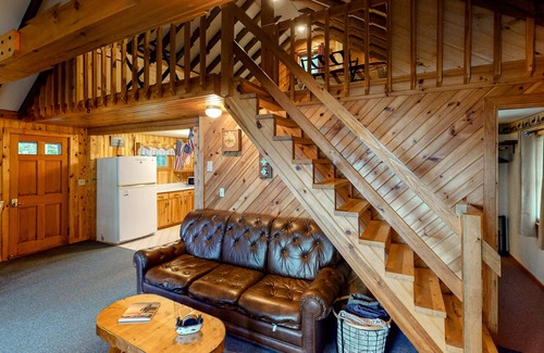 Eddington Cabin | Dog-friendly lakefront cottage with firepit, grill, partial AC, bar, loft & TV